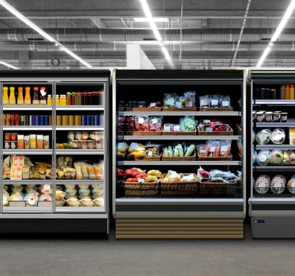 Plan de face de trois réfrigérateurs côte à côte dans un supermarché