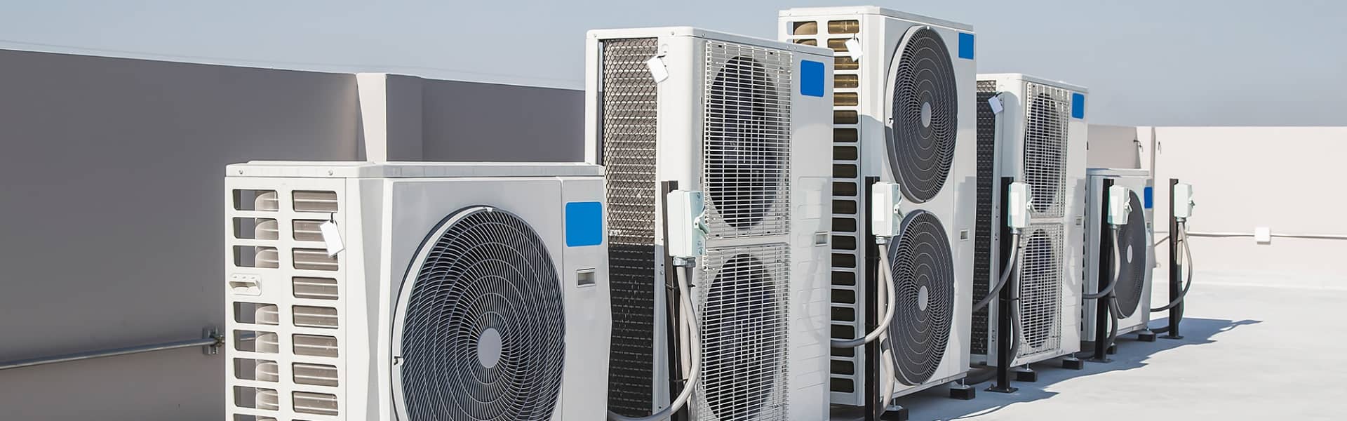 Série d'unités de climatisation commercial sur un toit d'immeuble