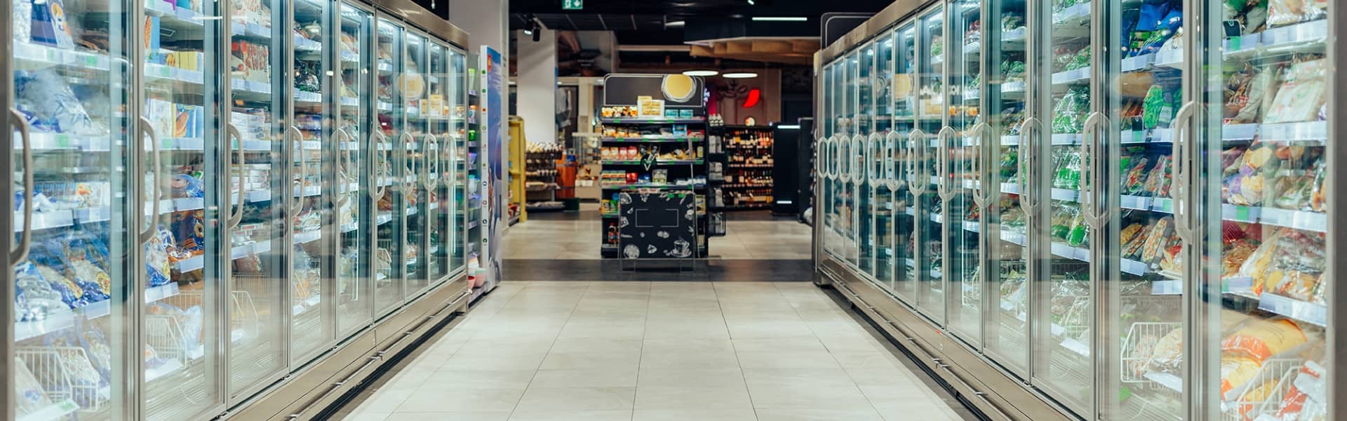 Photo d'une allée de supermarché avec des congélateurs commerciaux des deux côtés